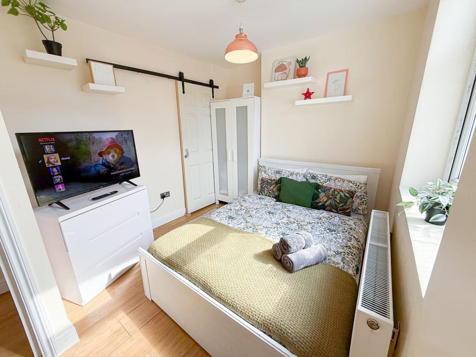 Bed, TV and multimedia, Decorative detail, Bedroom, flat iron, hair dryier, heating, storage, towels, wardrobe