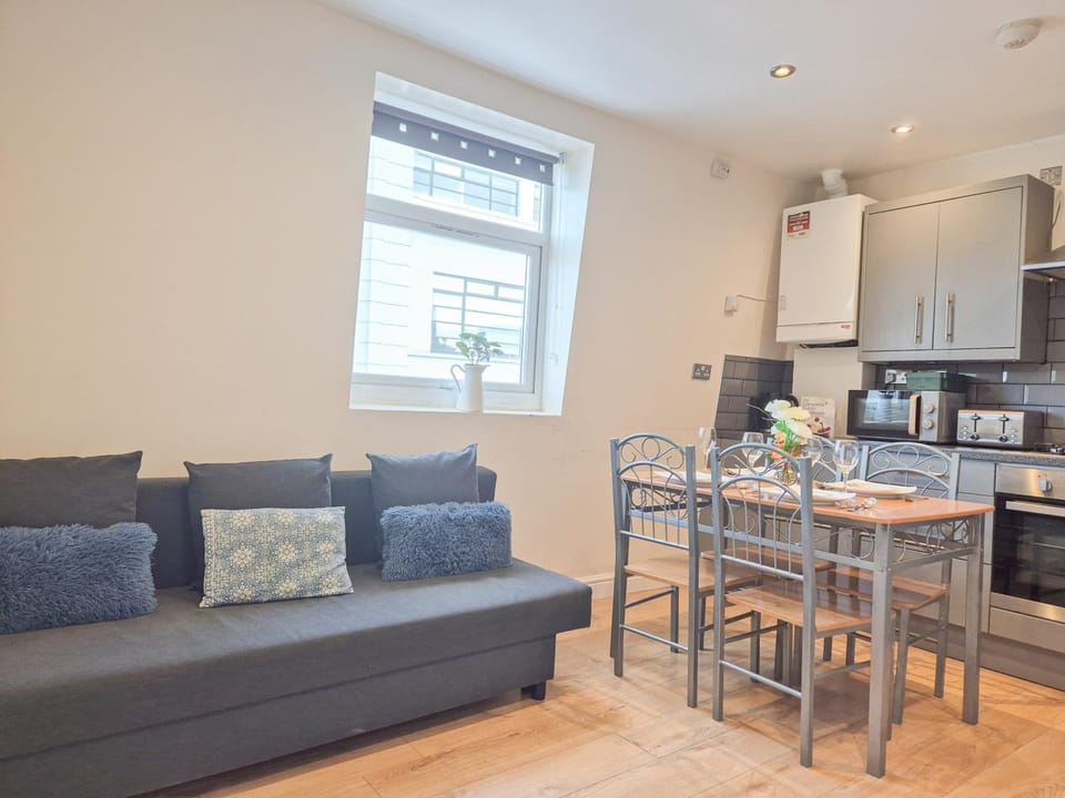 Coffee/tea facilities, View (from property/room), Kitchen or kitchenette, Living room, Seating area, Dining area, heating, internet, oven, stove, toaster