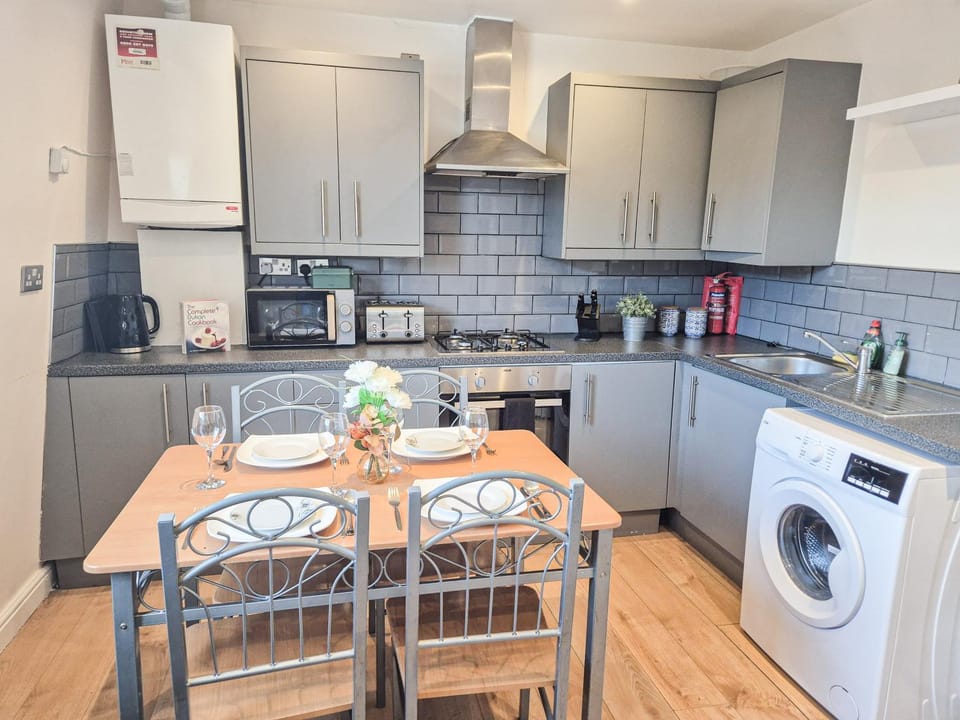 Coffee/tea facilities, Kitchen or kitchenette, Seating area, Dining area, oven, storage, stove, toaster, washing machine, dryer