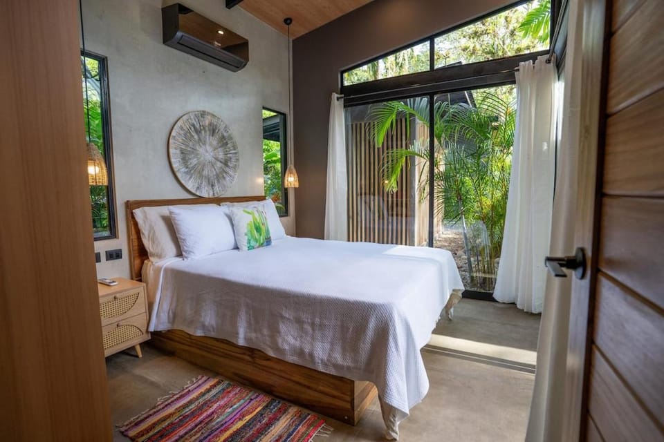 Bed, Balcony/Terrace, Photo of the whole room, Bedroom, towels, air conditioner