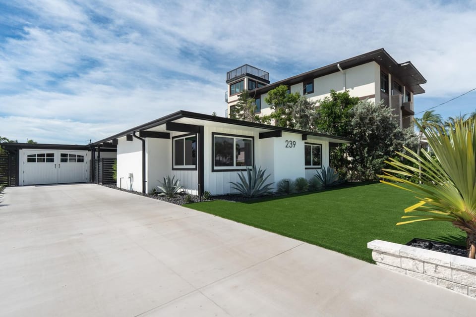 Curlew Beach Cottage by Sun Palace Vacations House in Estero Island