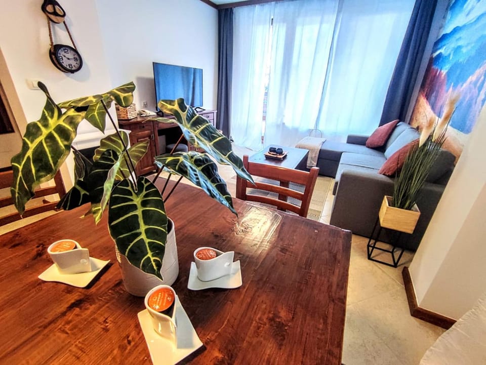 TV and multimedia, Living room, Seating area, Dining area