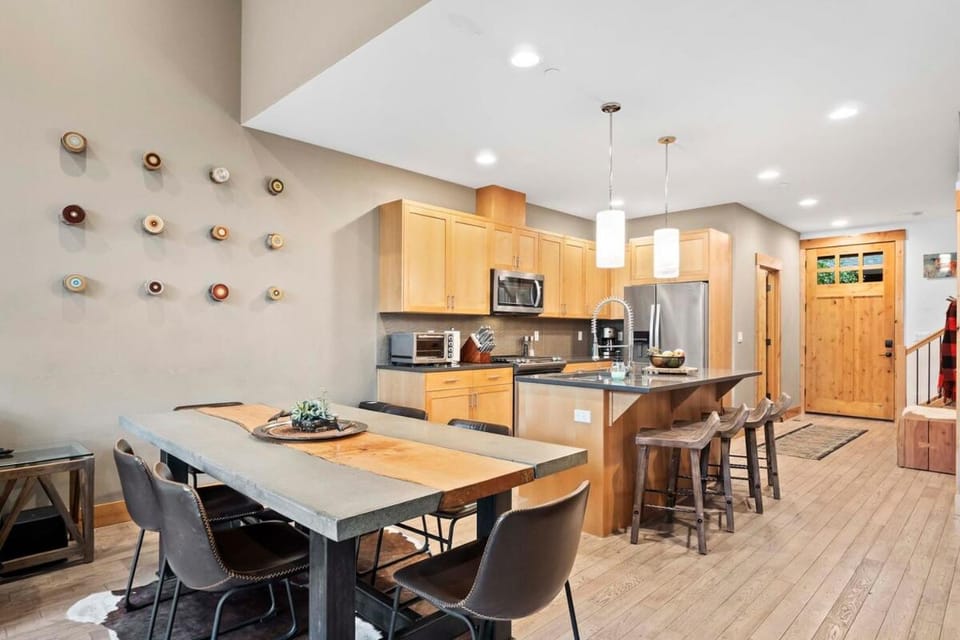 Stylish Suncadia Home Hot Tub Walkable EV Charger House in Kittitas County