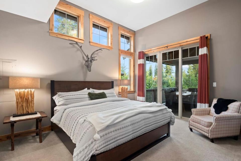 Stylish Suncadia Home Hot Tub Walkable EV Charger House in Kittitas County