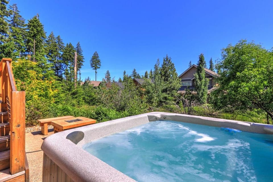 Stylish Suncadia Home Hot Tub Walkable EV Charger House in Kittitas County