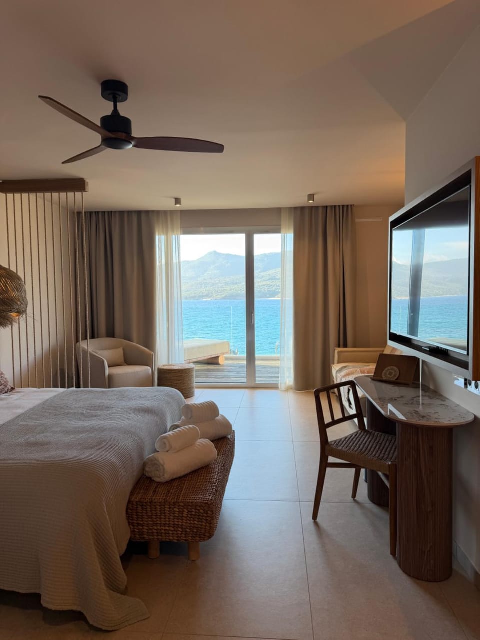 Photo of the whole room, Sea view