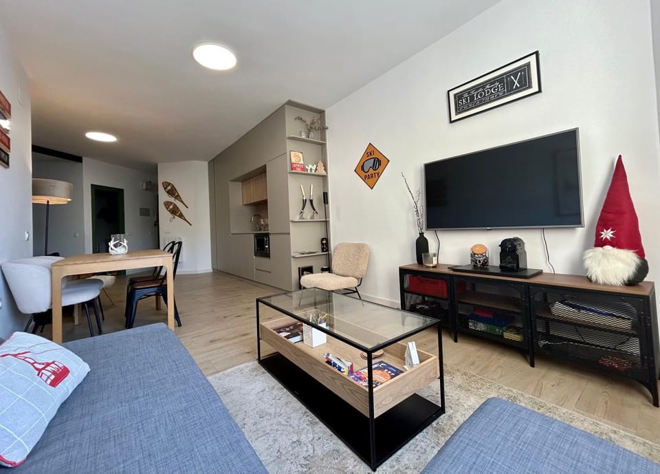 Communal lounge/ TV room, Photo of the whole room, Dining area