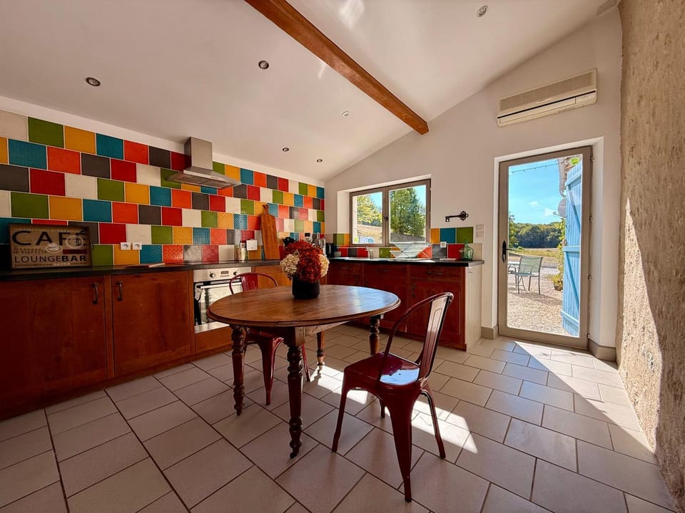 Kitchen or kitchenette, Dining area