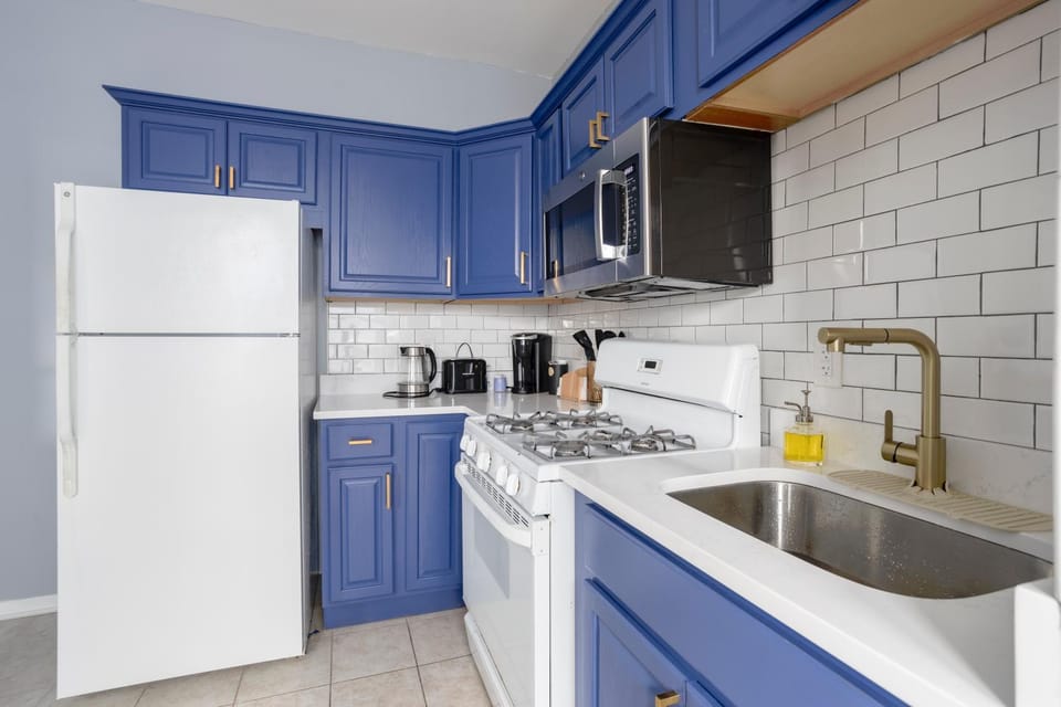Kitchen or kitchenette, oven, pet friendly, stove