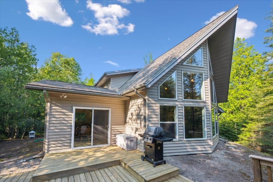 Tobermory PRIVATE Wooded Retreat All-Season House in Tobermory