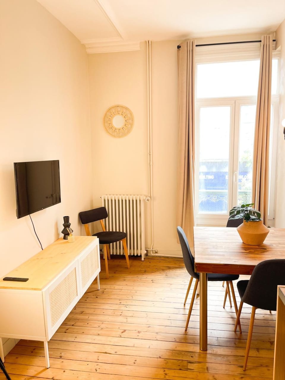 TV and multimedia, Living room, Seating area, Dining area