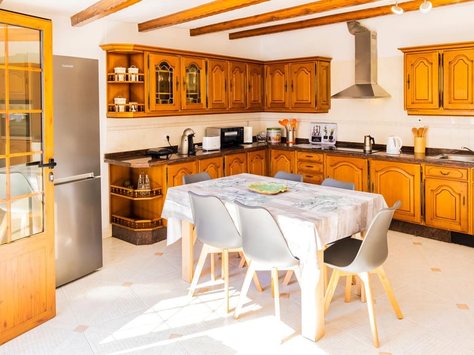 Kitchen or kitchenette, Dining area, microwave, stove, toaster