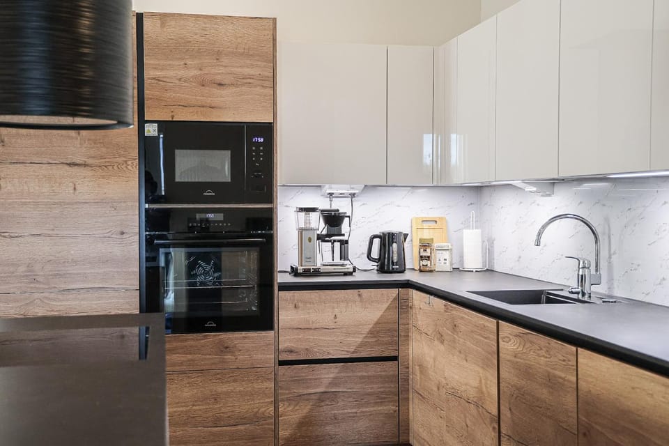 Coffee/tea facilities, Kitchen or kitchenette, dishwasher, oven, stove