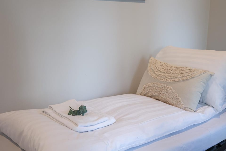 Bed, Bedroom, towels