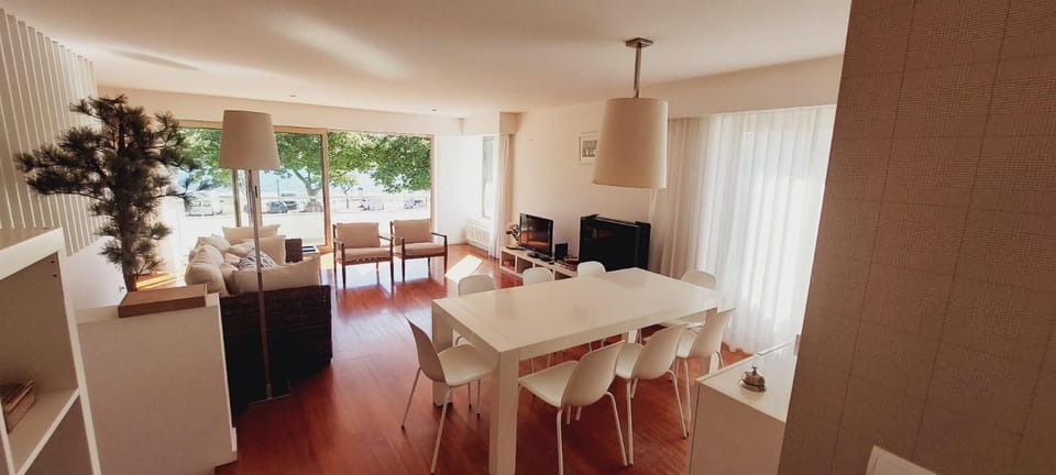 Communal lounge/ TV room, TV and multimedia, Living room, Seating area, Dining area