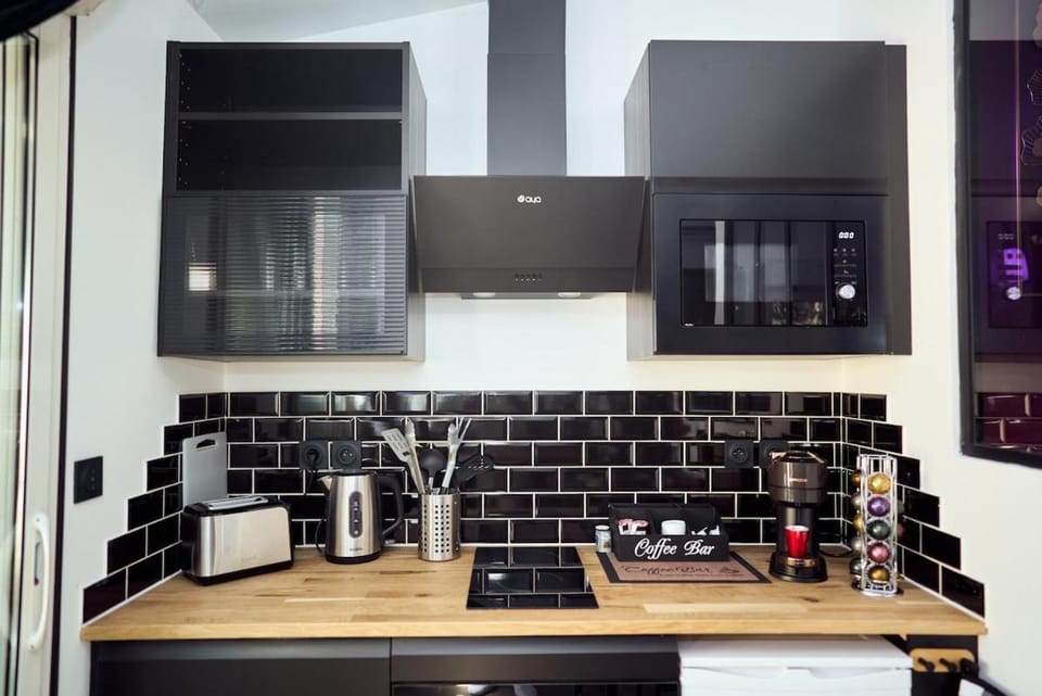 Coffee/tea facilities, Kitchen or kitchenette, microwave, stove, toaster