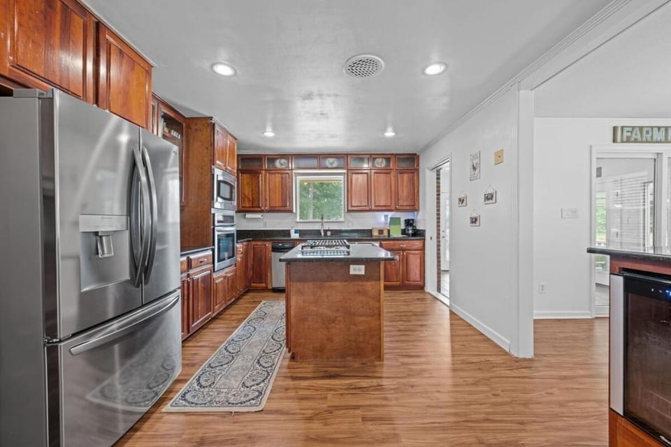 Kitchen or kitchenette, dishwasher, minibar, oven, stove
