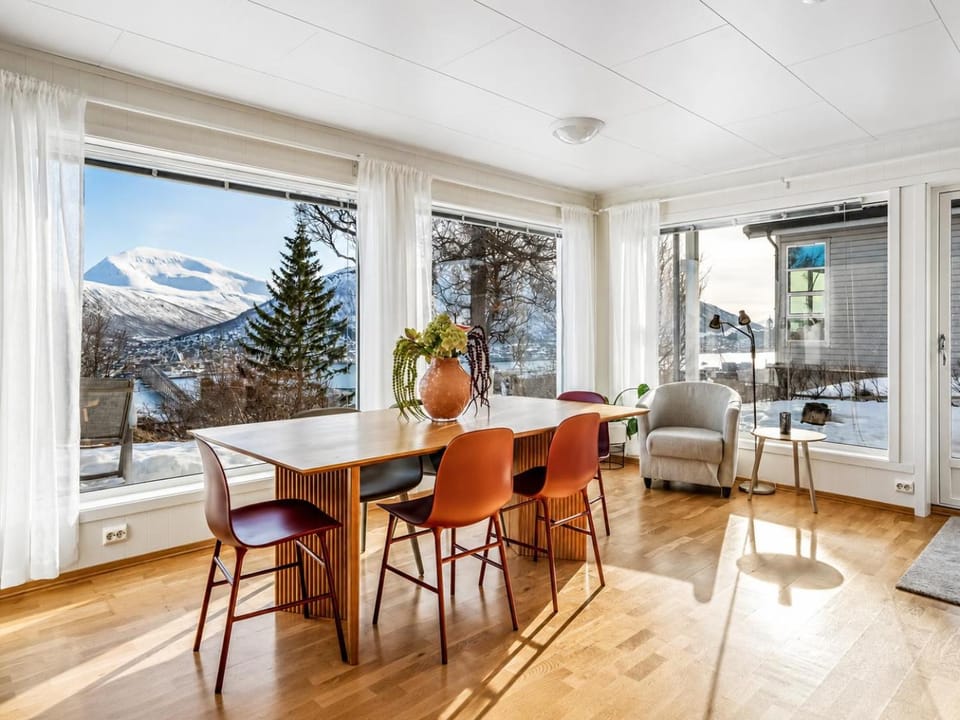 Uptown I City & Fjord Views I FREE Parking Apartment in Tromso
