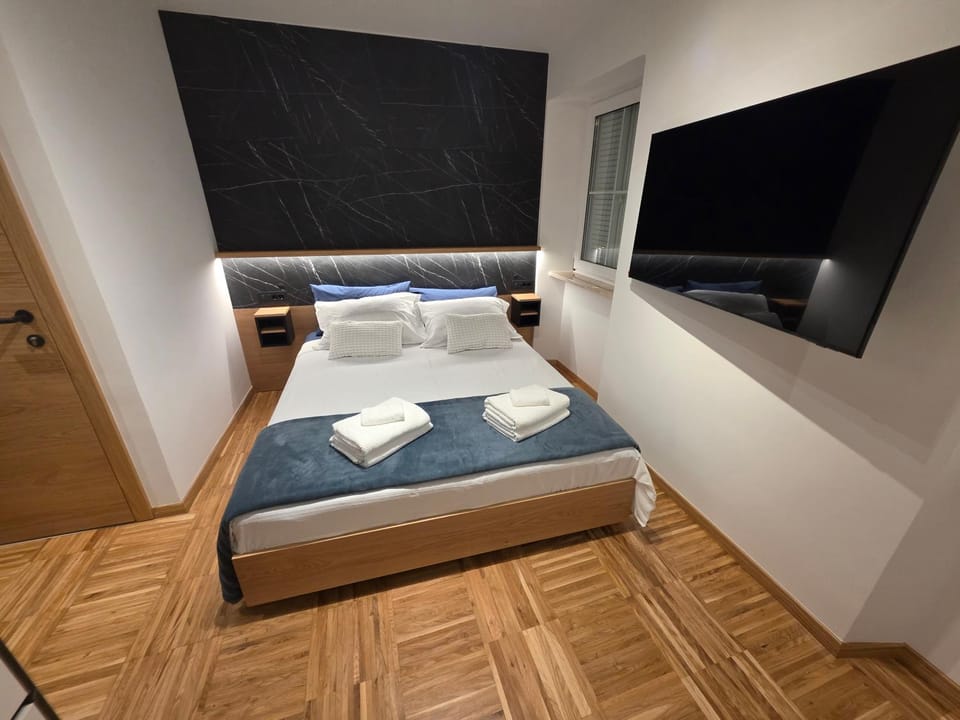 Bed, TV and multimedia, Photo of the whole room, Bedroom, towels