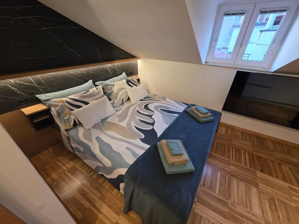 Bed, TV and multimedia, Photo of the whole room, Bedroom, towels