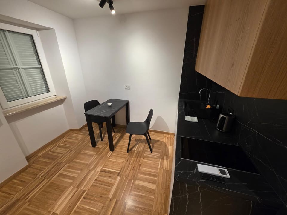 Kitchen or kitchenette, Seating area, Dining area