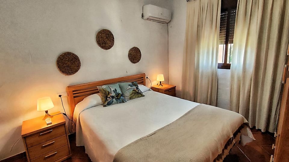 Bed, Photo of the whole room, Bedroom, air conditioner