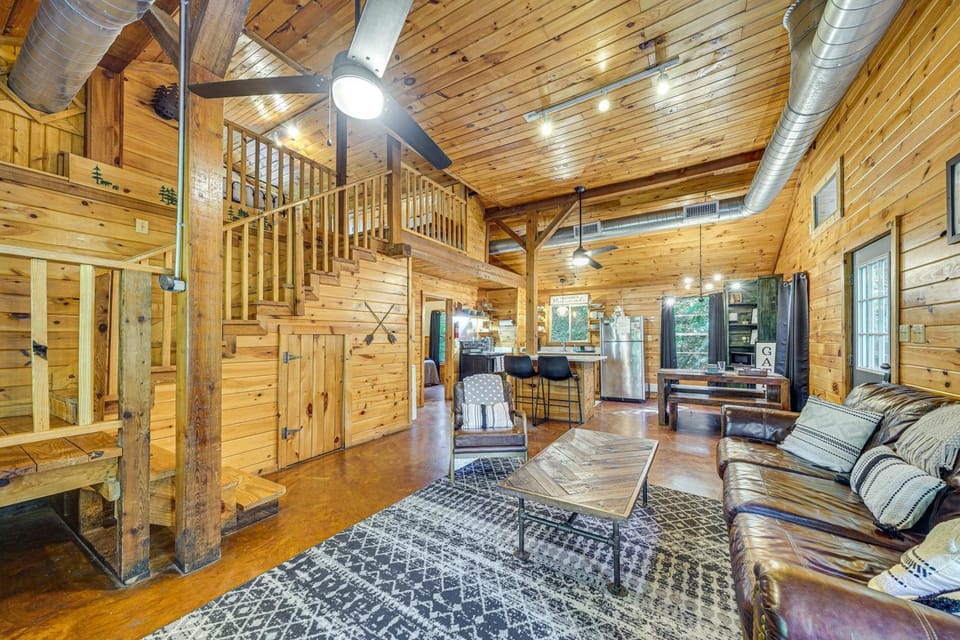 3 Mi to Beavers Bend State Park: Wooded Hideaway! House in Broken Bow