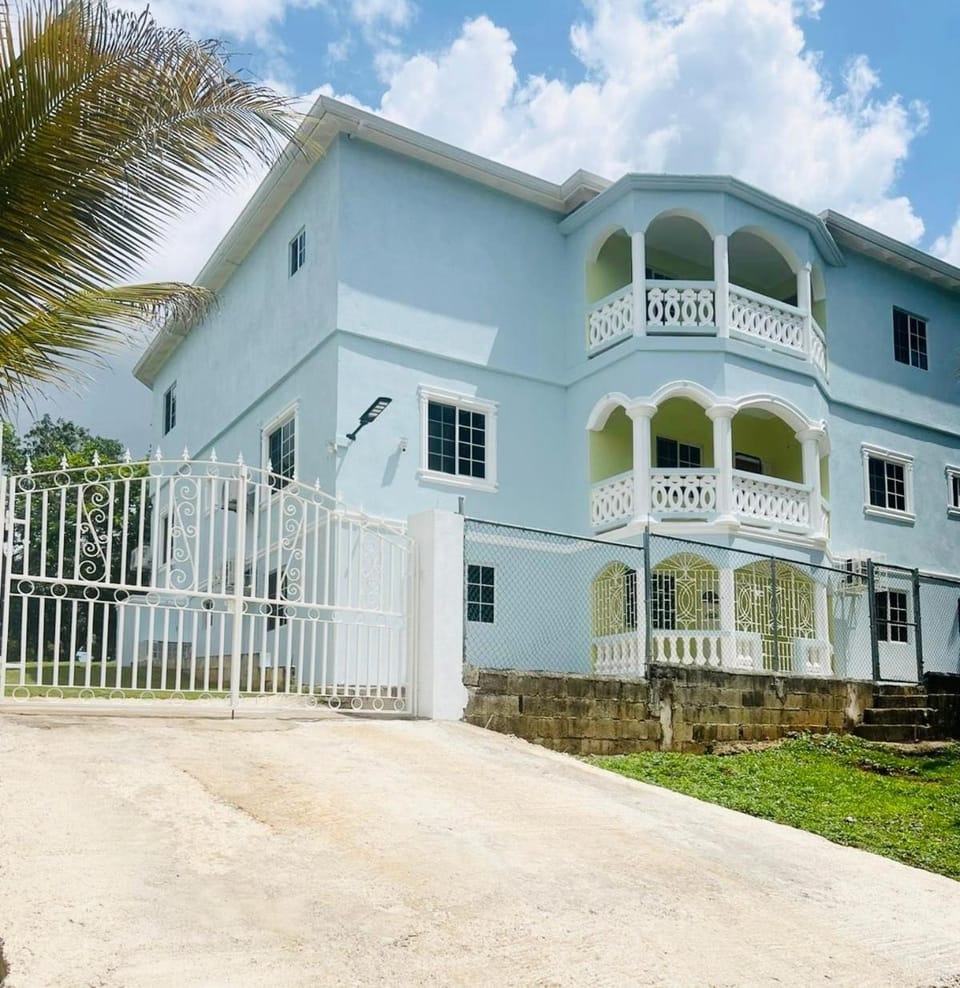 Aristo Oasis, Luxury Guest suite in Santa Cruz House in St. Elizabeth Parish