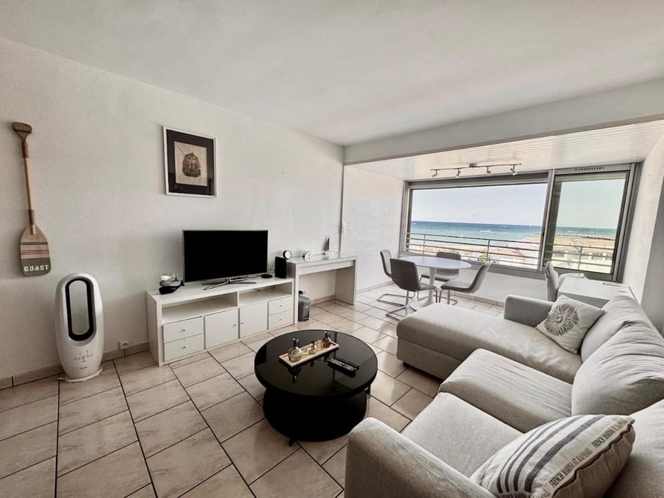 TV and multimedia, Living room, Seating area, Sea view