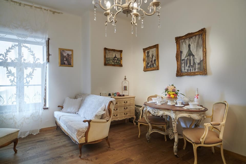 Living room, Decorative detail, Seating area, Dining area
