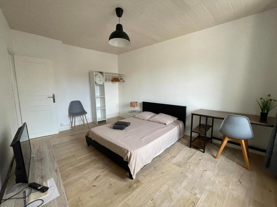 Bed, Photo of the whole room, Seating area, Bedroom