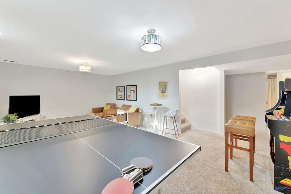 Communal lounge/ TV room, Game Room, Table tennis, Lounge or bar