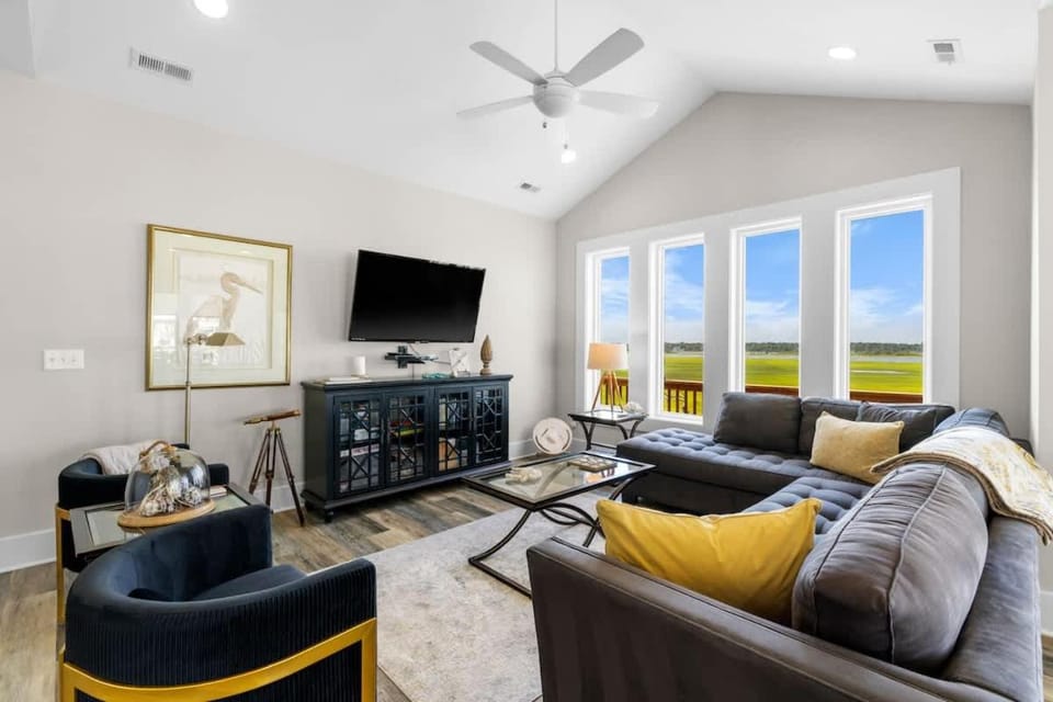 A Nauti Sunset 4 BD 3 BA Amazing Intracoastal Waterway Views and Elevator House in Surf City