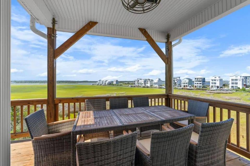 A Nauti Sunset 4 BD 3 BA Amazing Intracoastal Waterway Views and Elevator House in Surf City