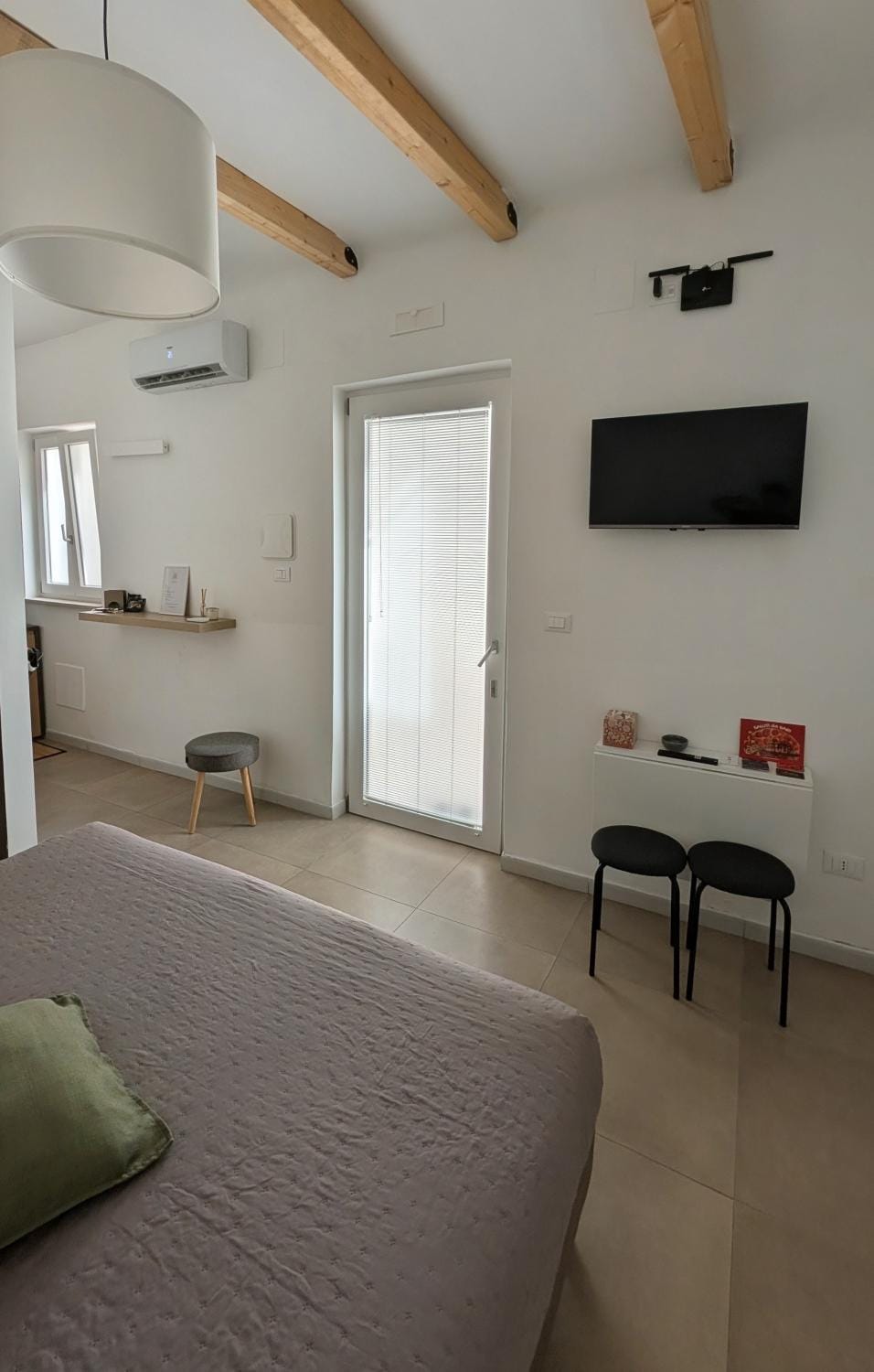 Bed, TV and multimedia, Photo of the whole room, Bedroom