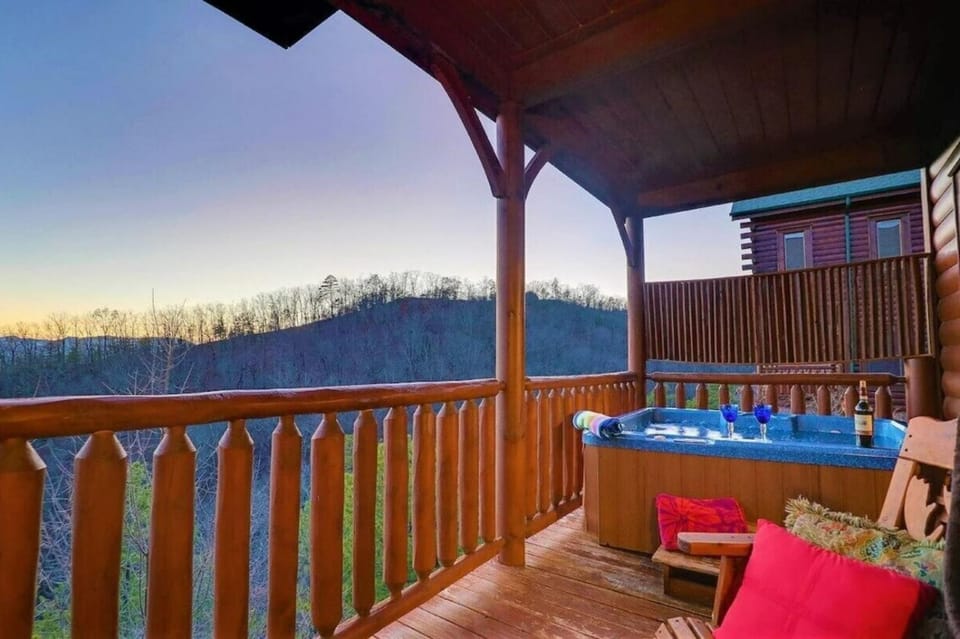 A Natural High - Jaw-Dropping Views, Steamy Hot Tub + Fun Game Nights House in Sevier County