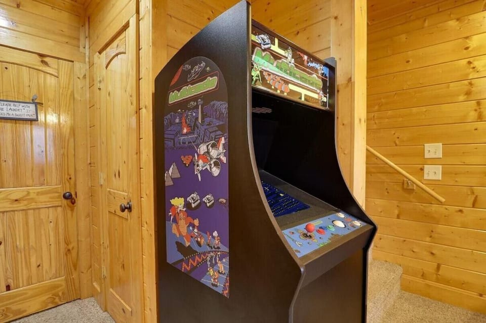 A Natural High - Jaw-Dropping Views, Steamy Hot Tub + Fun Game Nights House in Sevier County