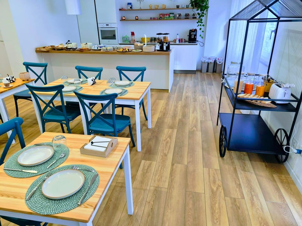 Coffee/tea facilities, Food and drinks, Food