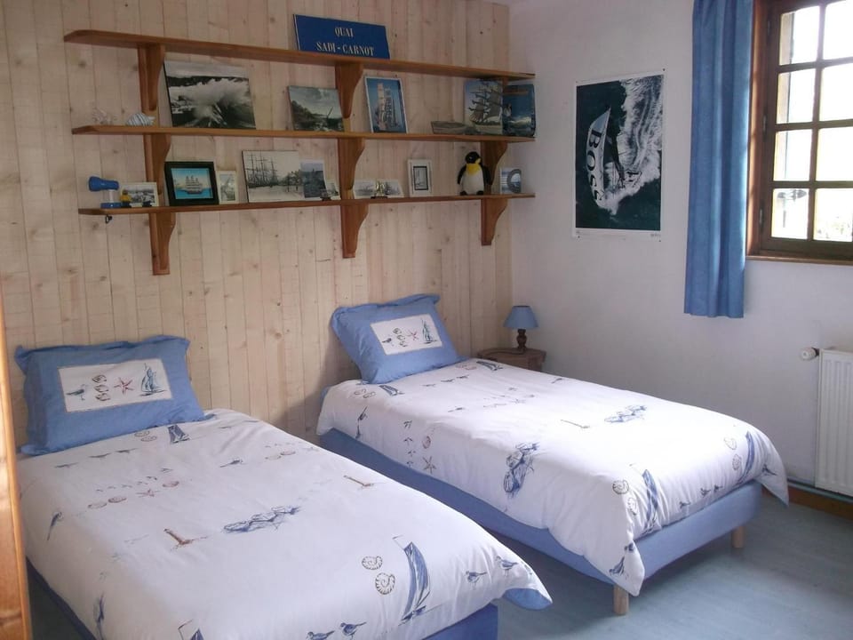 Photo of the whole room, Decorative detail, Garden view
