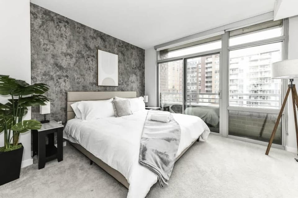 Comfy 2BR Oasis with Scenic Rooftop & Gym Apartment in Crystal City