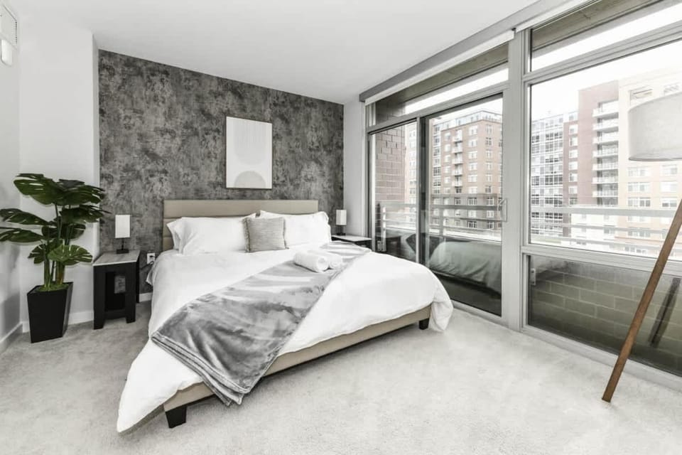 Comfy 2BR Oasis with Scenic Rooftop & Gym Apartment in Crystal City