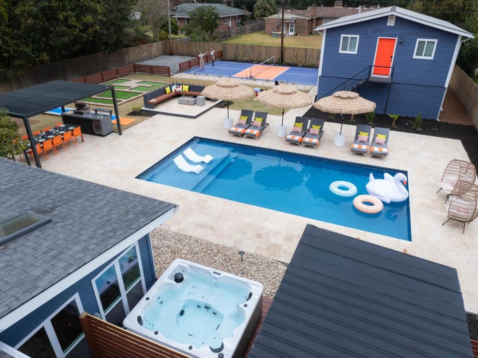Swimming pool