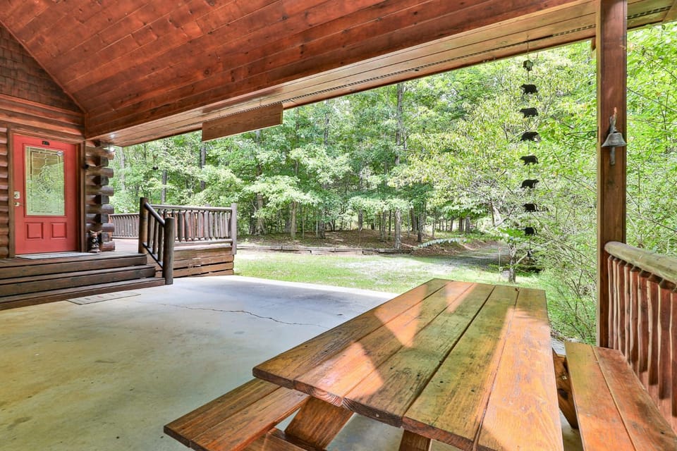 DANCING BEARS CABIN - Secluded 3-Bedroom, 3.5-Bath Luxury Cabin with Hot Tub Cabin in Georgia
