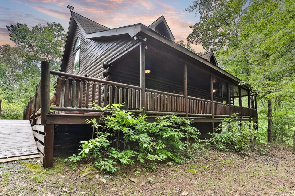 DANCING BEARS CABIN - Secluded 3-Bedroom, 3.5-Bath Luxury Cabin with Hot Tub Cabin in Georgia