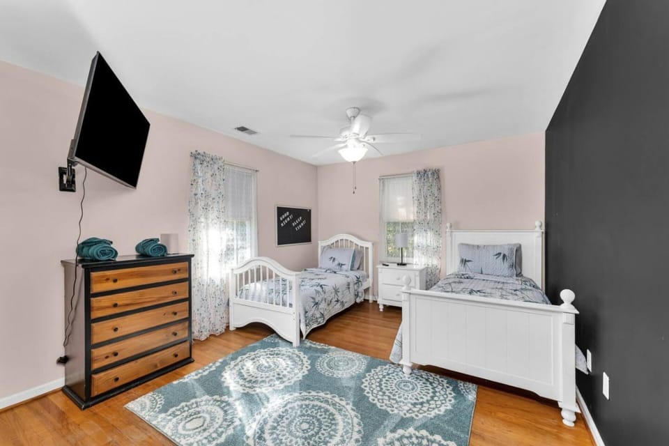 Hot Tub-GameRoom-Gym -Sleeps 20-Walk to Masters House in Augusta