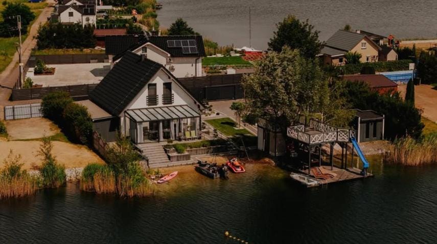 Property building, Activities, Bird's eye view, Garden, Lake view, Sports