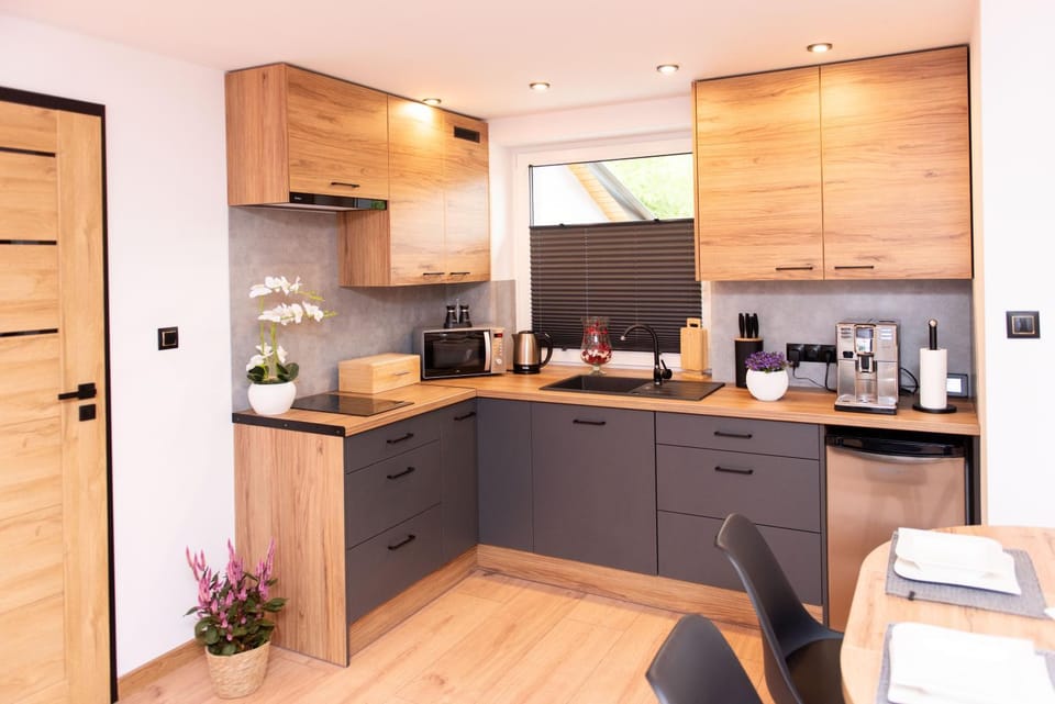 Coffee/tea facilities, Kitchen or kitchenette, Dining area, stove, toaster