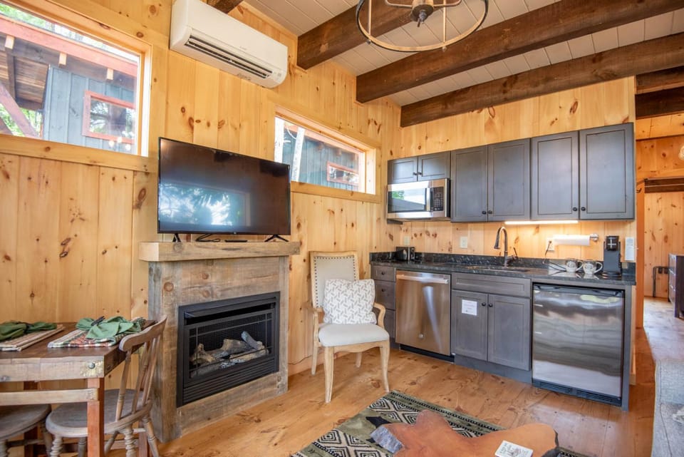 1 Mile to Downtown West Jefferson Camping Cabin #5 Cabin in West Jefferson