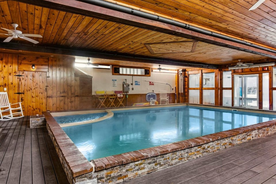 12BR Villa Near Mount Snow Sleeps 32 Hot Tub & Indoor Pool Villa in West Dover