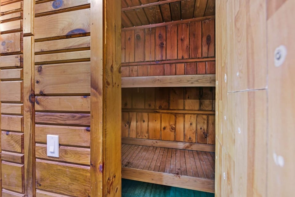 12BR Villa Near Mount Snow Sleeps 32 Hot Tub & Indoor Pool Villa in West Dover